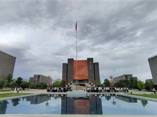 信息技術(shù)學(xué)院舉行升國旗儀式