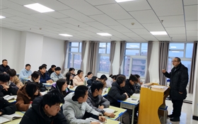 校長李海軍深入聯(lián)系班級、宿舍、課堂與學(xué)生談?chuàng)?dāng)、話成長